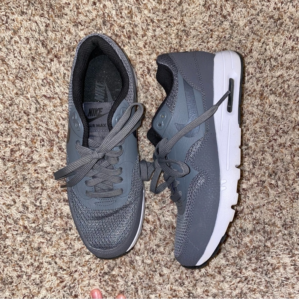 Nike womens air max running shoe sneakers